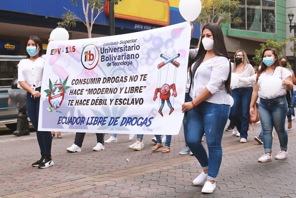 ITB participa en marcha contra las drogas. Con pancartas y un carro alegórico se movilizaron estudiantes del ITB