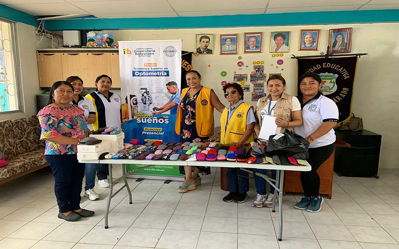 Estudiantes de ITB entregan 196 lentes para mejorar la visión de niños en Santa Elena.