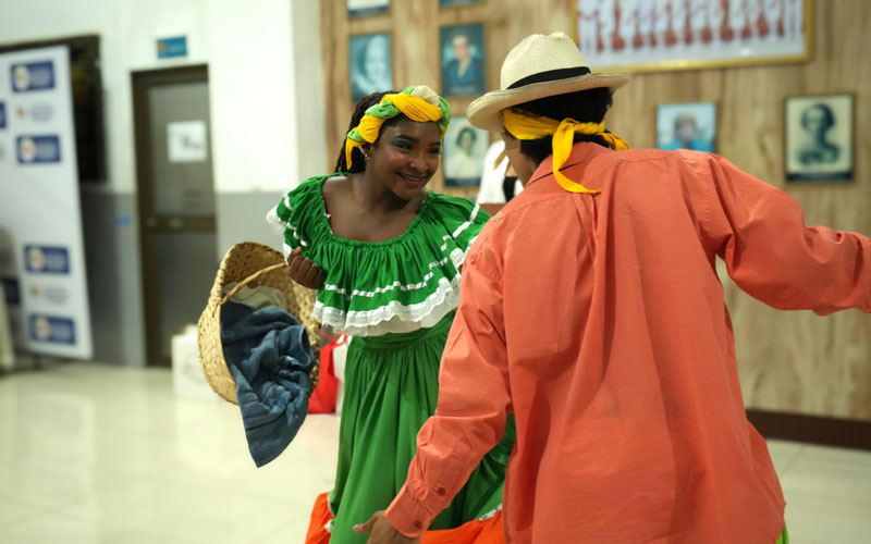 Brindis por la ciencia, la educación y la unión institucional.