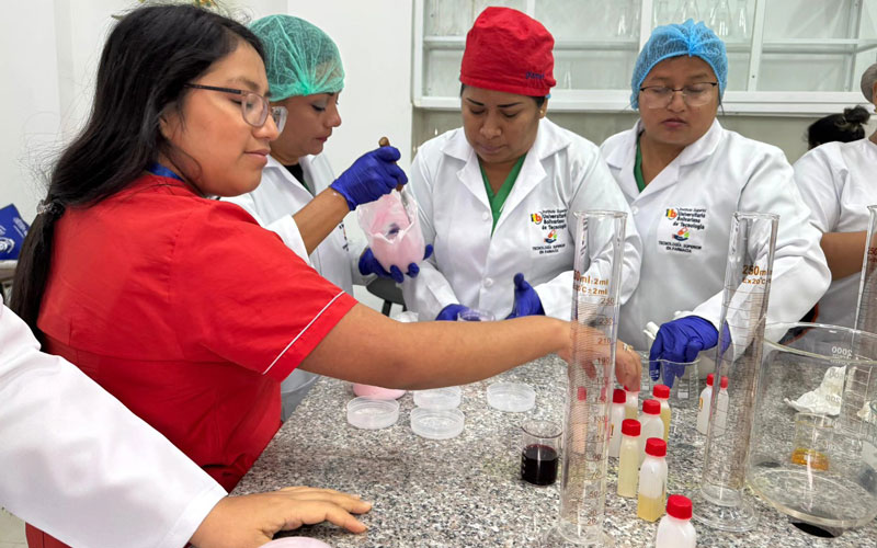 En el VIII Congreso de Ciencias de la Salud, nuestros estudiantes de Asistencia en Farmacia fortalecieron sus competencias.