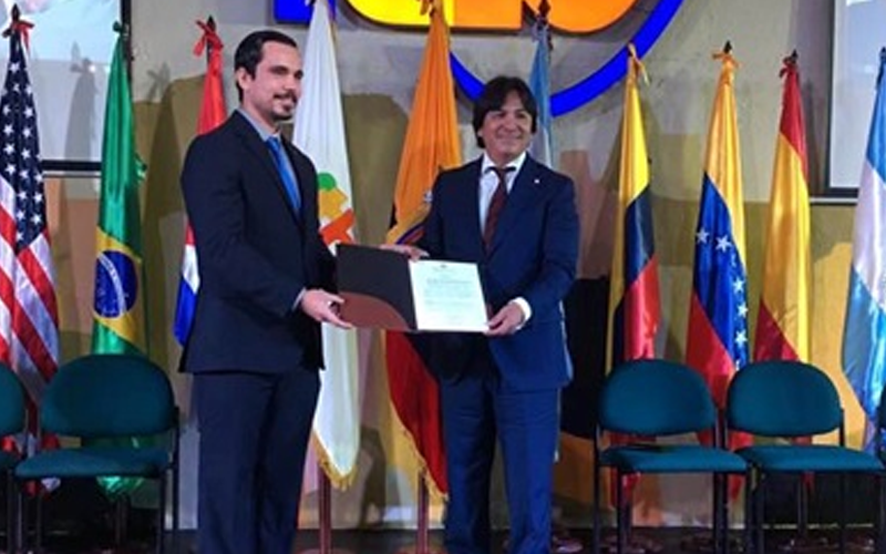 Acto Conmemorativo al PHD Roberto Tolozano Benites