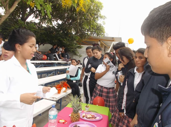 FERIA DE NUTRICIÓN EN LA UNIDAD EDUCATIVA - TERESA AZUCENA CARRERA LOOR