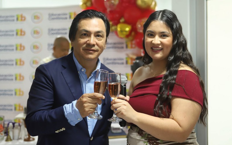 Autoridades presentes en ceremonia de inauguración