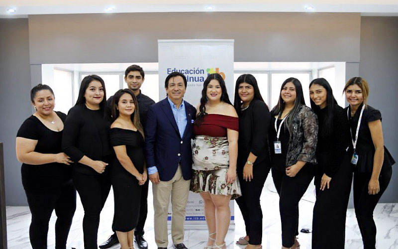 Autoridades presentes en ceremonia de inauguración