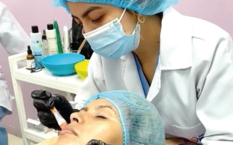 Estudiantes de la carrera de Tricología y Cosmiatría, realizaron sus prácticas de Análisis Estéticos y Técnicas Varias II