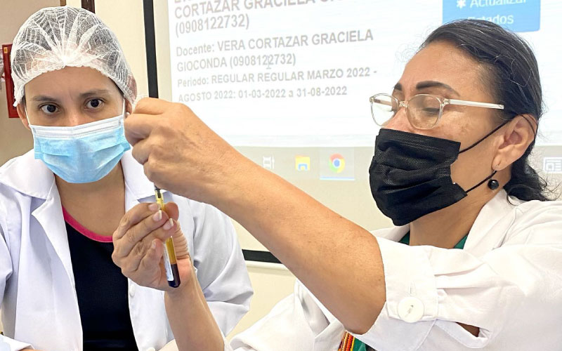 Estudiantes de la carrera de Tricología y Cosmiatría rinden su examen práctico de seminario de titulación