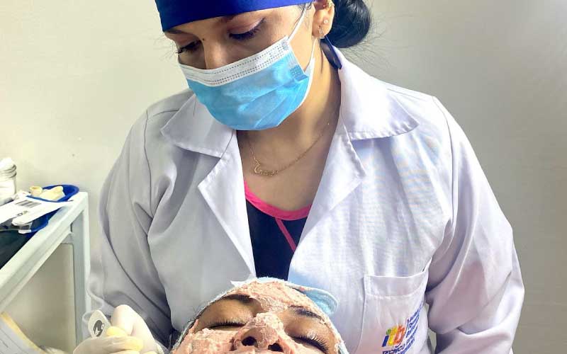 Estudiantes de la carrera de Tricología y Cosmiatría rinden su examen práctico de seminario de titulación