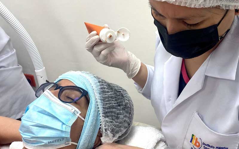 Estudiantes de la carrera de Tricología y Cosmiatría rinden su examen práctico de seminario de titulación