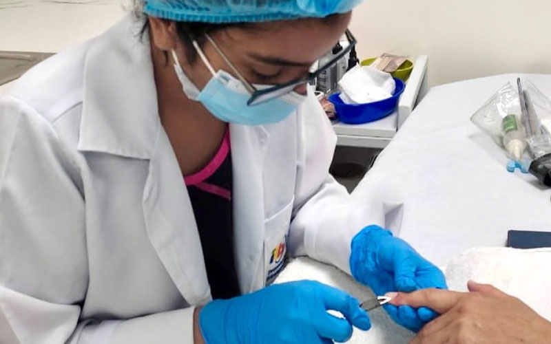 Estudiantes de la carrera de Tricología y Cosmiatría rinden su examen práctico de seminario de titulación