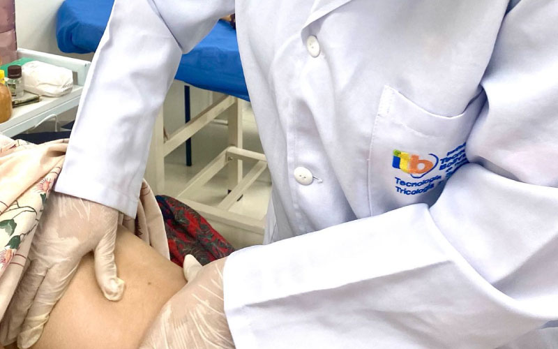 Estudiantes de la carrera de Tricología y Cosmiatría rinden su examen práctico de seminario de titulación