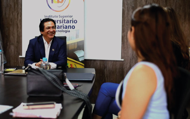 Ph.D. Roberto Tolozano Benites recibe reconocimiento Por la importante formación de profesionales de excelencia académica con compromiso social