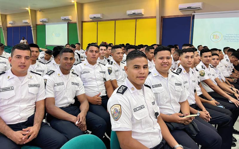 ¡Aplaudimos su esfuerzo! Estudiantes de la carrera Técnico Superior en Planificación y Gestión del Tránsito formaron parte de la ceremonia de gradua