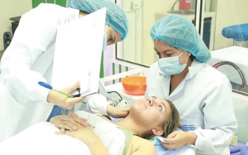 Estudiantes de la carrera de Tecnología Superior en Tricología y Cosmiatría asistieron a los diferentes tribunales a rendir su examen complexivo