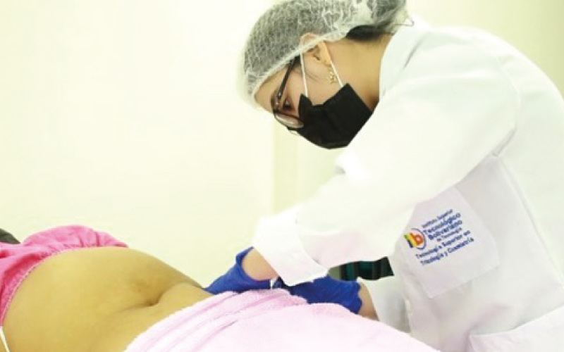 Estudiantes de la carrera de Tecnología Superior en Tricología y Cosmiatría asistieron a los diferentes tribunales a rendir su examen complexivo