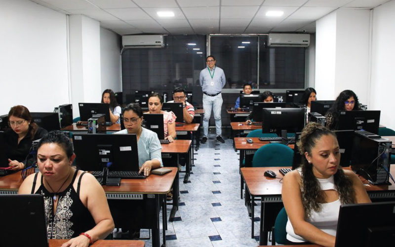 Estudiantes de ITB rindieron exámenes complexivos Como parte de su formación académica