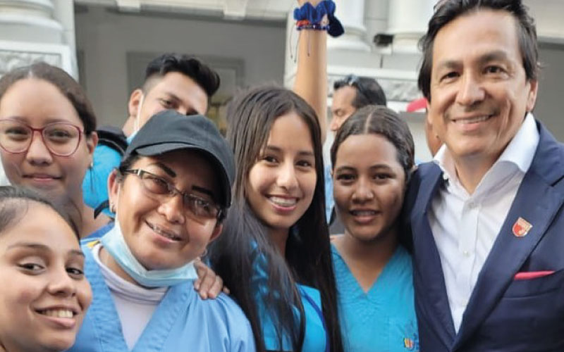 Estudiantes del ITB participan en marcha Estudiantes de las diferentes carreras que posee el ITB, asistieron a la “Marcha por la paz” en Guayaquil