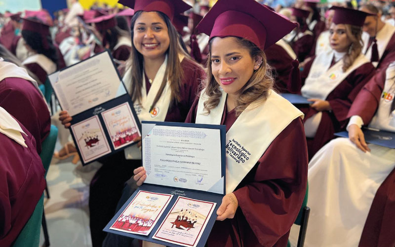 Segunda jornada de ceremonia de graduación