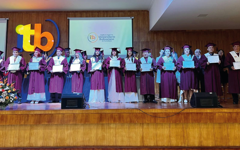 Segunda jornada de ceremonia de graduación