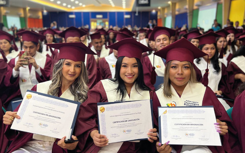Segunda jornada de ceremonia de graduación