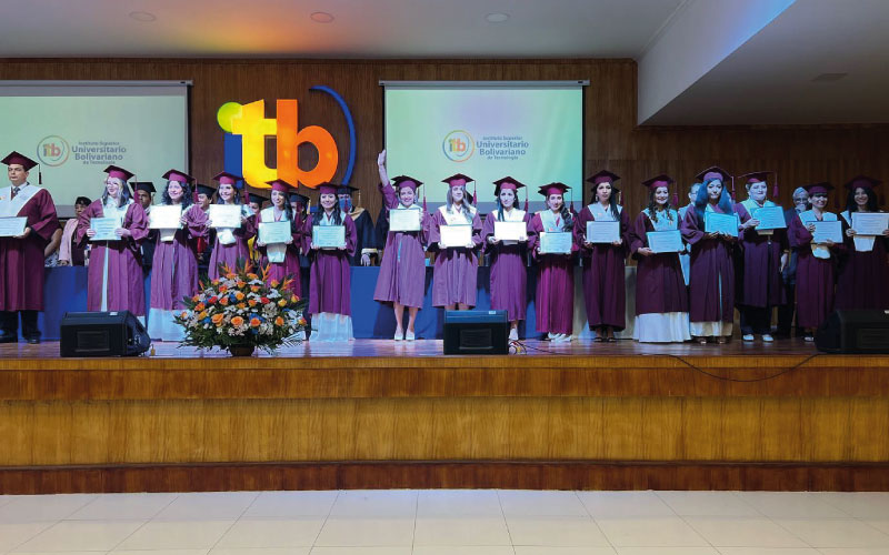 Segunda jornada de ceremonia de graduación