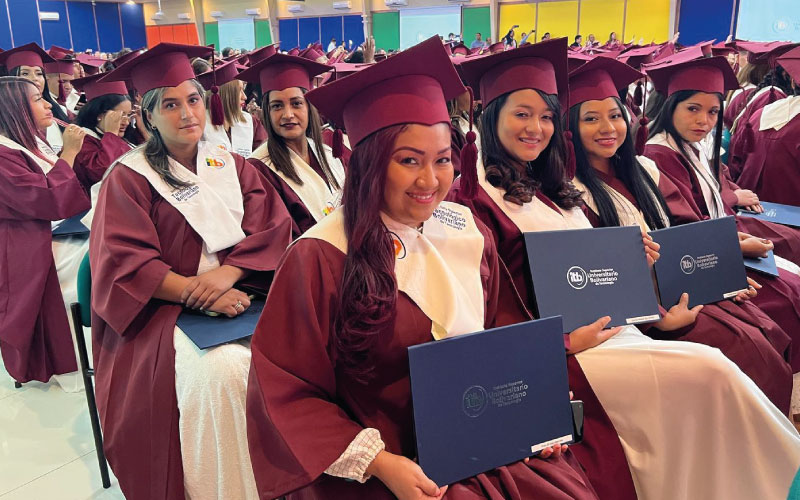 Segunda jornada de ceremonia de graduación