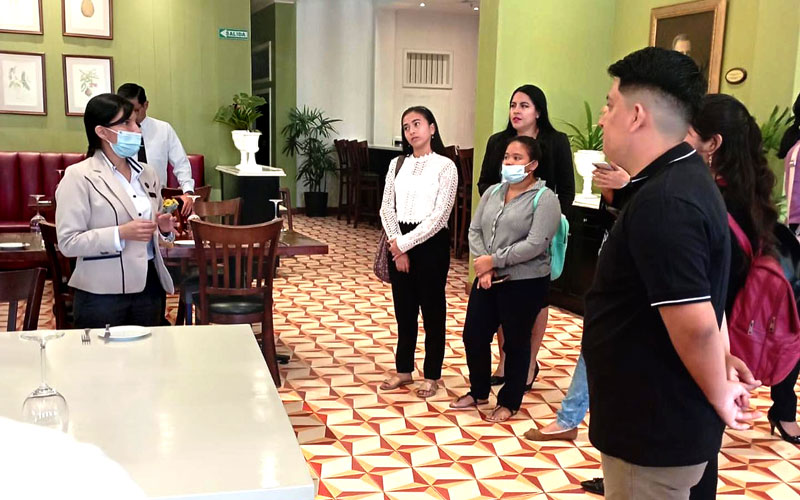 Recorrido histórico Estudiantes de la carrera Guía Nacional de Turismo del grupo GTPD03