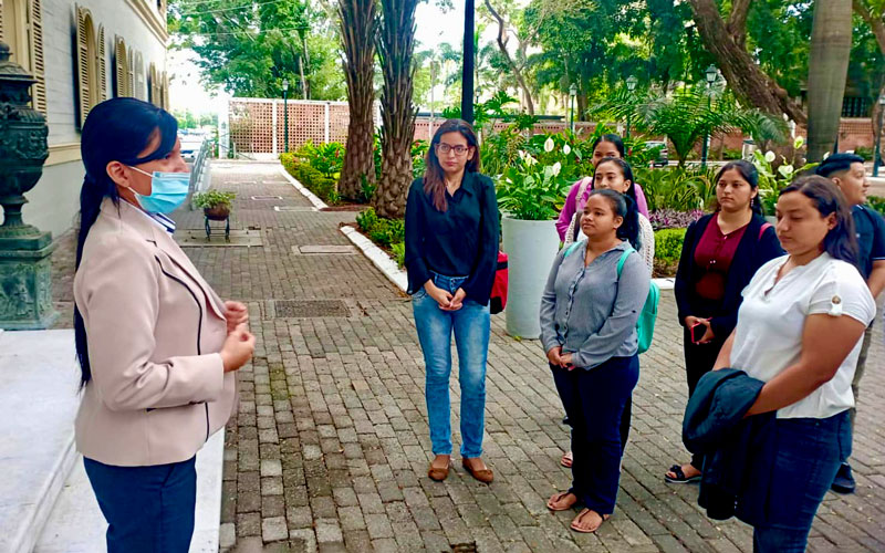 Recorrido histórico Estudiantes de la carrera Guía Nacional de Turismo del grupo GTPD03