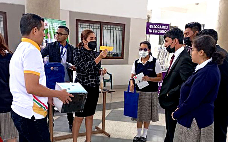 Estudiantes del ITB visitaron Unidades Educativas para compartir sus conocimientos Los estudiantes de la Facultad de Ciencias Económicas y Sistemas