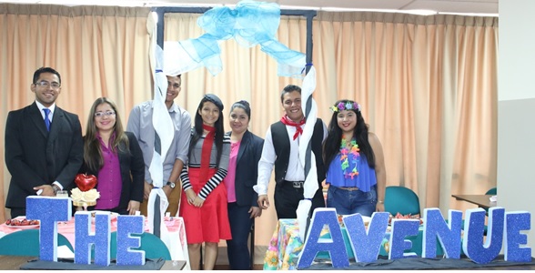 ESTUDIANTES DE ADMINISTRACIÓN DE EMPRESAS REALIZAN FERIA DE EMPRENDIMIENTO