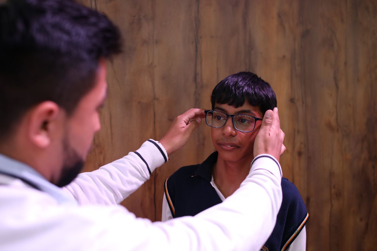 Con el objetivo de beneficiar a la sociedad ecuatoriana, los estudiantes de Tecnología Superior en Optometría donaron 50 lentes para niños y niñas