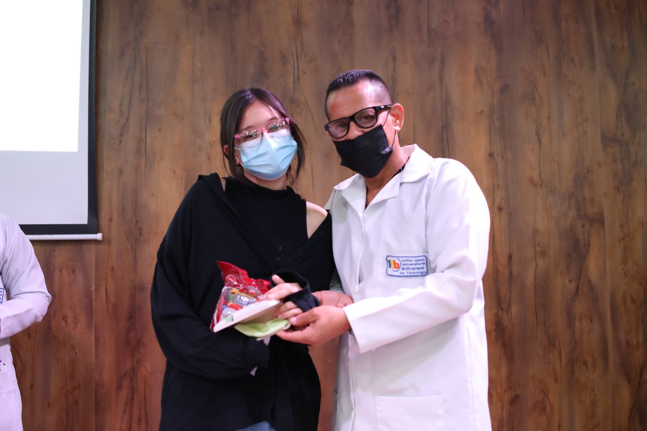 Con el objetivo de beneficiar a la sociedad ecuatoriana, los estudiantes de Tecnología Superior en Optometría donaron 50 lentes para niños y niñas