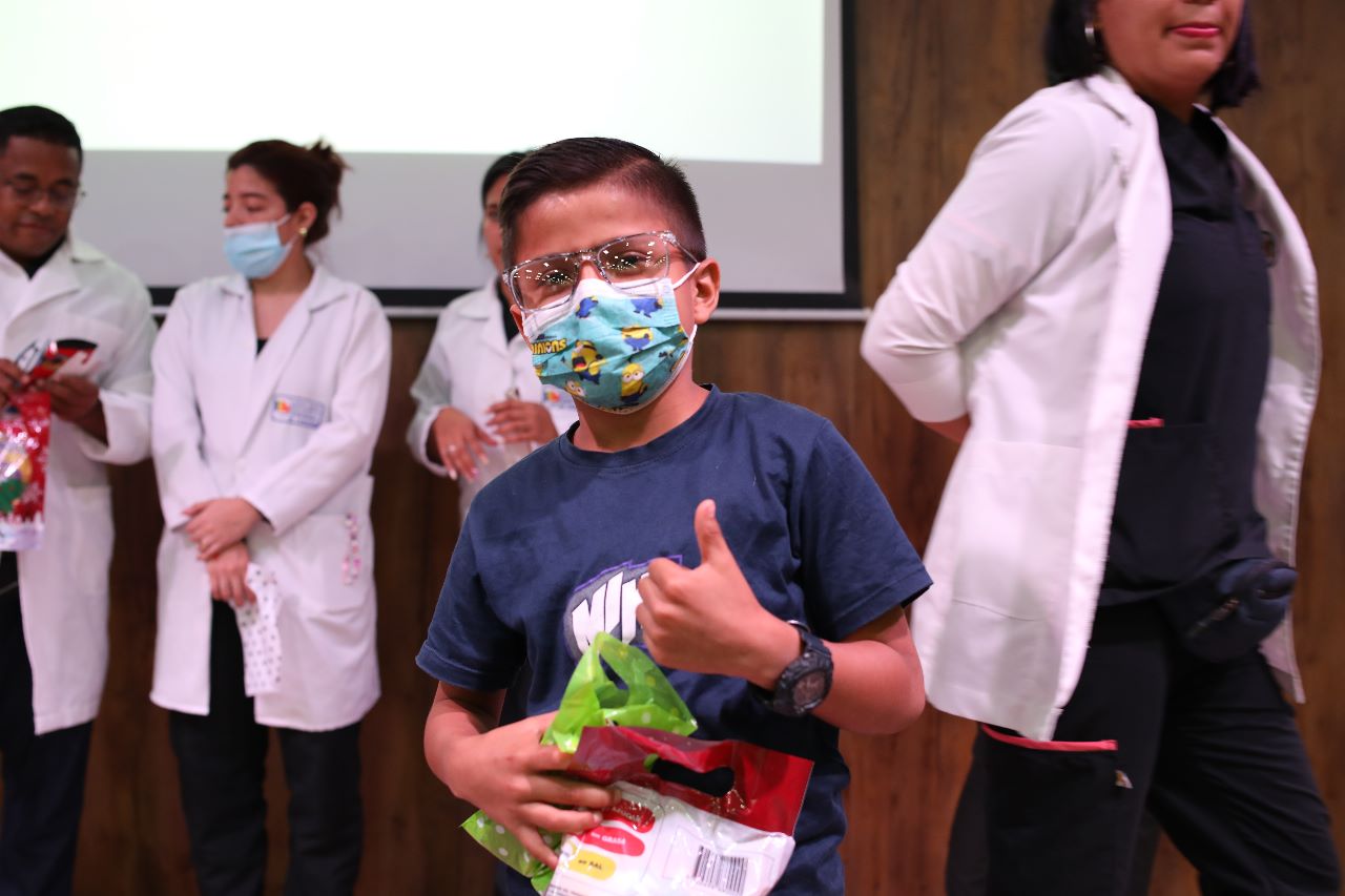 Con el objetivo de beneficiar a la sociedad ecuatoriana, los estudiantes de Tecnología Superior en Optometría donaron 50 lentes para niños y niñas