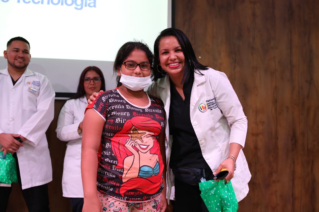 Con el objetivo de beneficiar a la sociedad ecuatoriana, los estudiantes de Tecnología Superior en Optometría donaron 50 lentes para niños y niñas