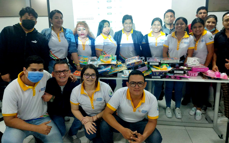 Estudiantes de ITB ayudan a regalar sonrisas a miles de niños y niñas