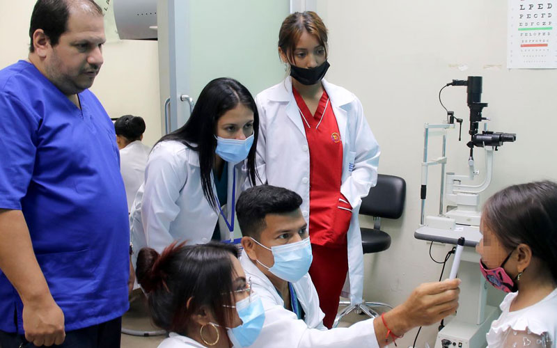 Estudiantes de ITB realizan sus prácticas en el Hospital León Becerra