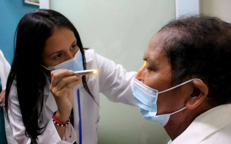 Estudiantes de ITB realizan sus prácticas en el Hospital León Becerra