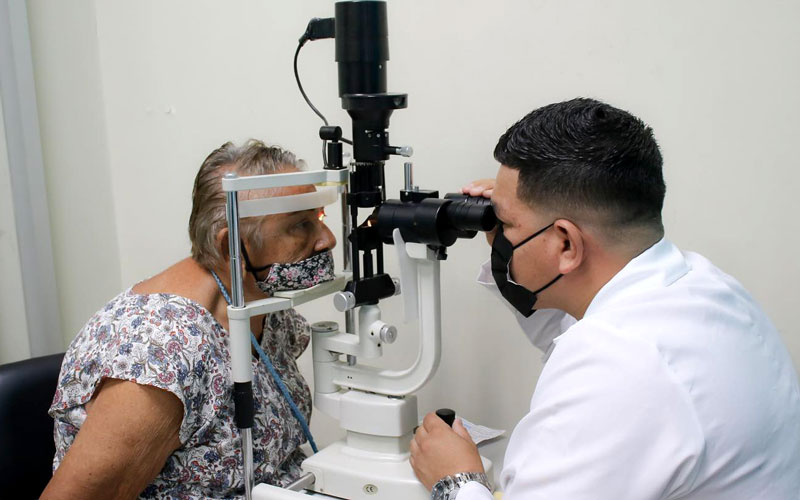 Estudiantes de ITB realizan sus prácticas en el Hospital León Becerra