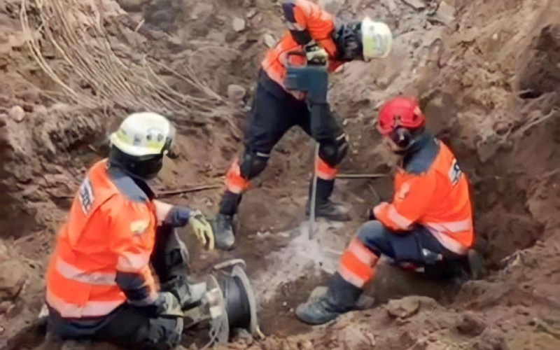 Estudiantes de ITB que laboran en el Cuerpo de Bomberos se encuentran en Alausí