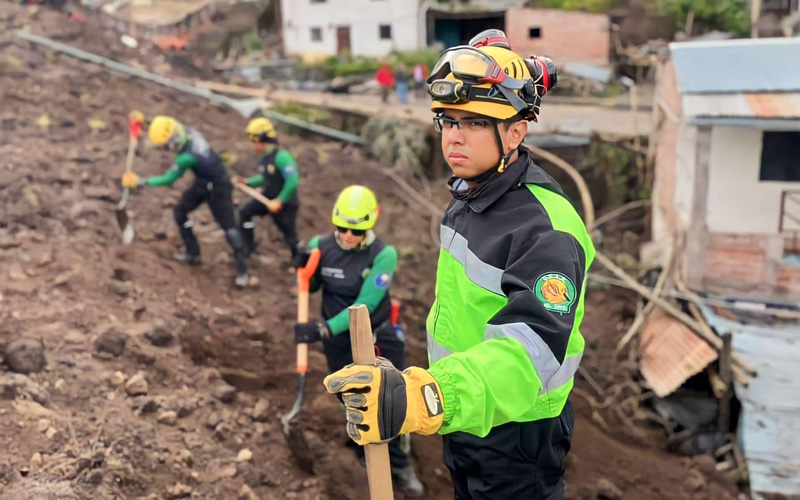 Estudiantes de ITB que laboran en el Cuerpo de Bomberos se encuentran en Alausí
