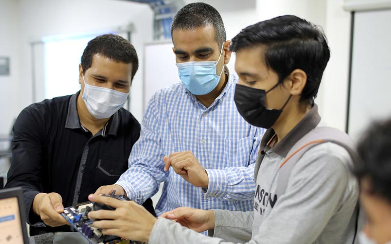 Estudiantes del ITB aprenden a construir computadoras