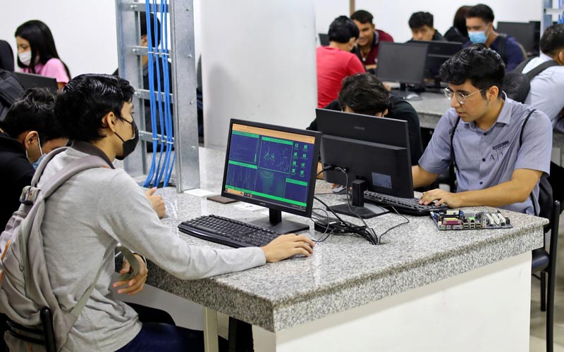 Estudiantes del ITB aprenden a construir computadoras