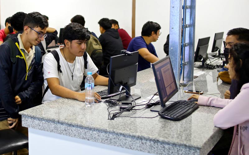 Estudiantes del ITB aprenden a construir computadoras