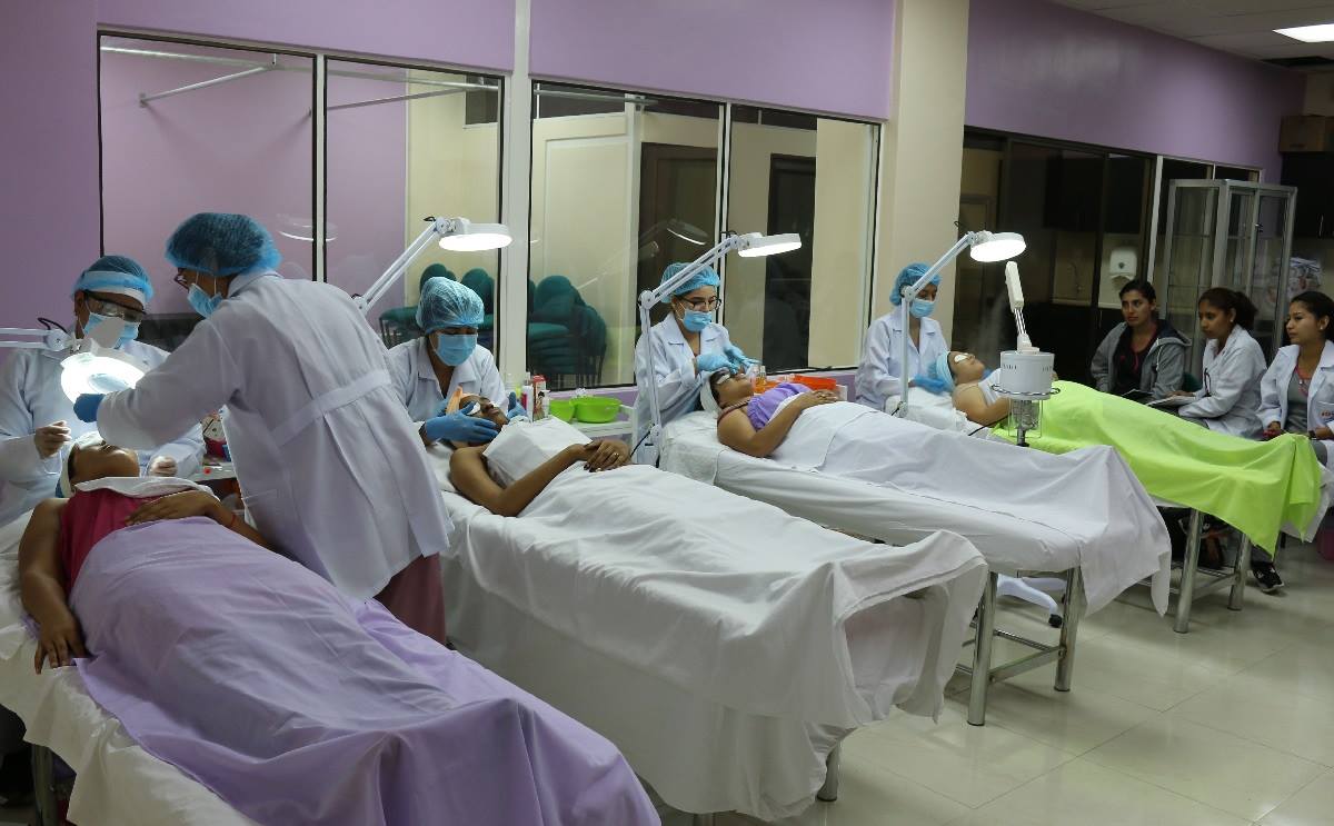 Laboratorios para la carrera de TECNOLOGÍA SUPERIOR EN COSMIATRÍA Y TRICOLOGÍA