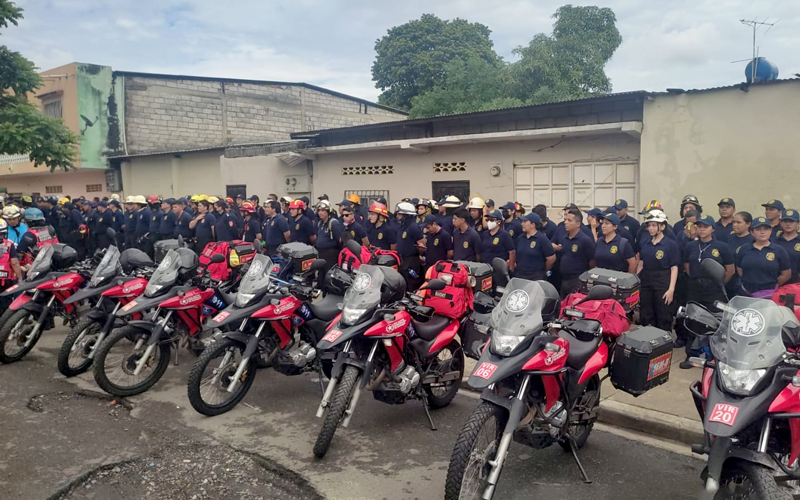 Estudiantes participan en procesión más grande del país