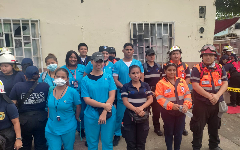 Estudiantes participan en procesión más grande del país