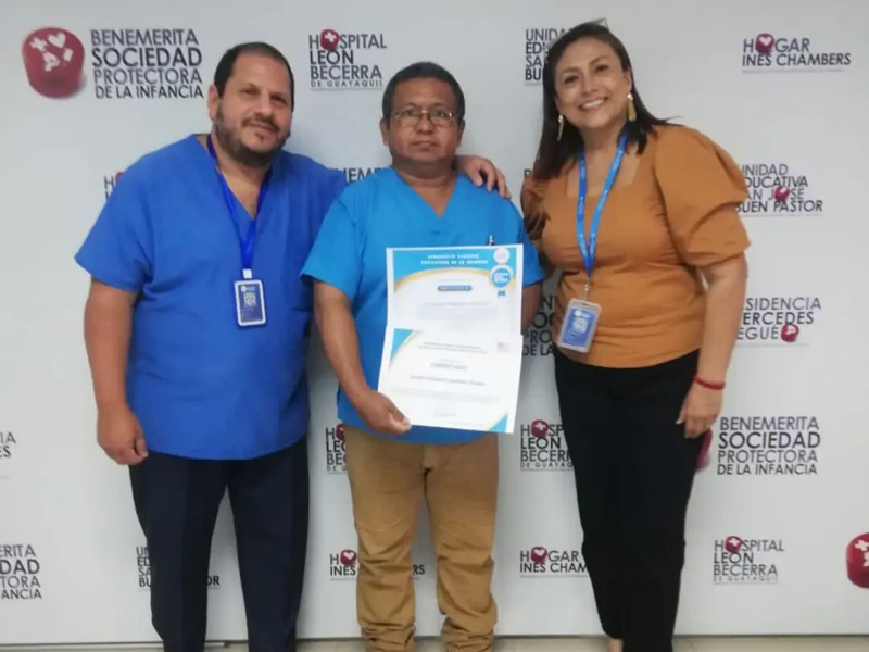 Estudiantes de Optometría son parte de la Misión Humanitaria de Cataratas See International