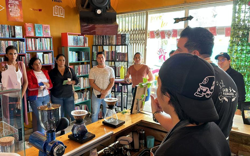 Estudiantes disfrutan de una experiencia cafetera