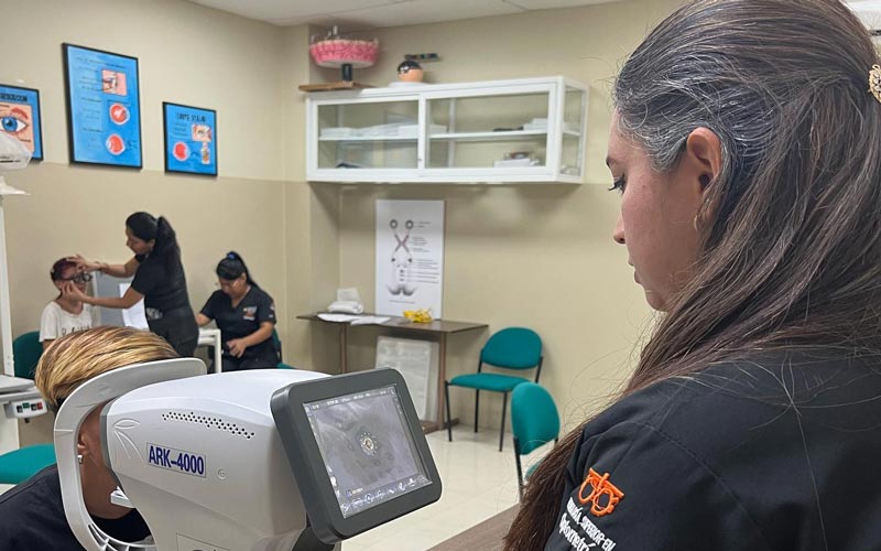 Estudiantes organizan campaña visual pediátrica