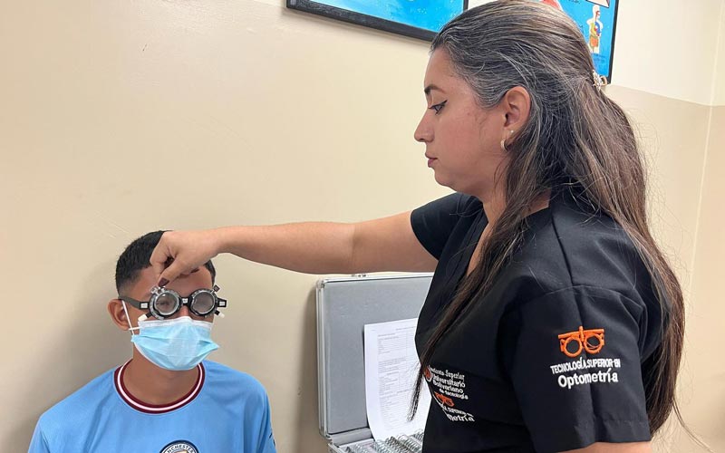 Estudiantes organizan campaña visual pediátrica