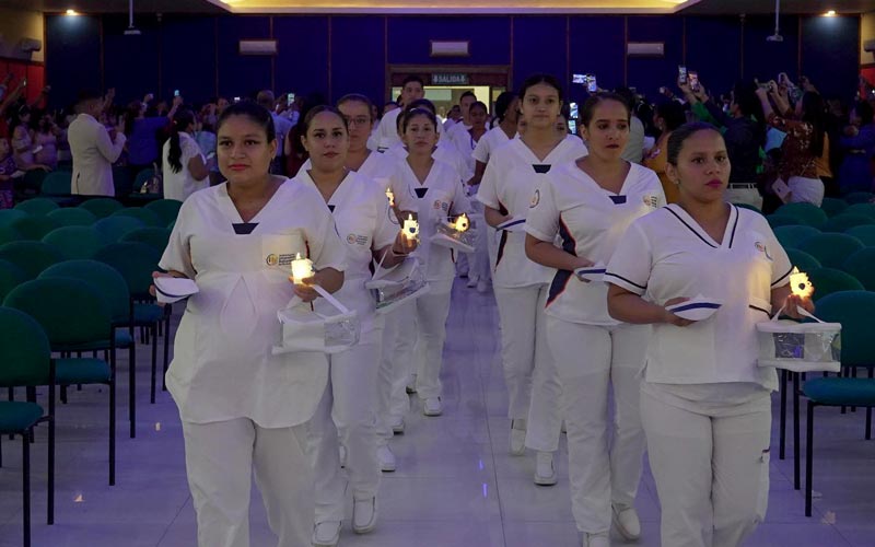 Se desarrolló ceremonia de Imposición de Cofias e Insignias a estudiantes de enfermería